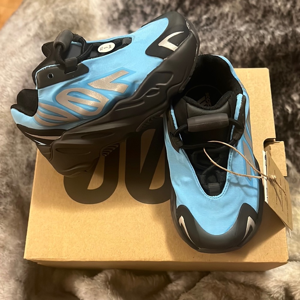 700 MNVN Yeezy